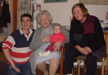 Lilla Helga tillsammans med mormorsmor Helga, mamma Tiiu och pappa Bj&ouml;rn